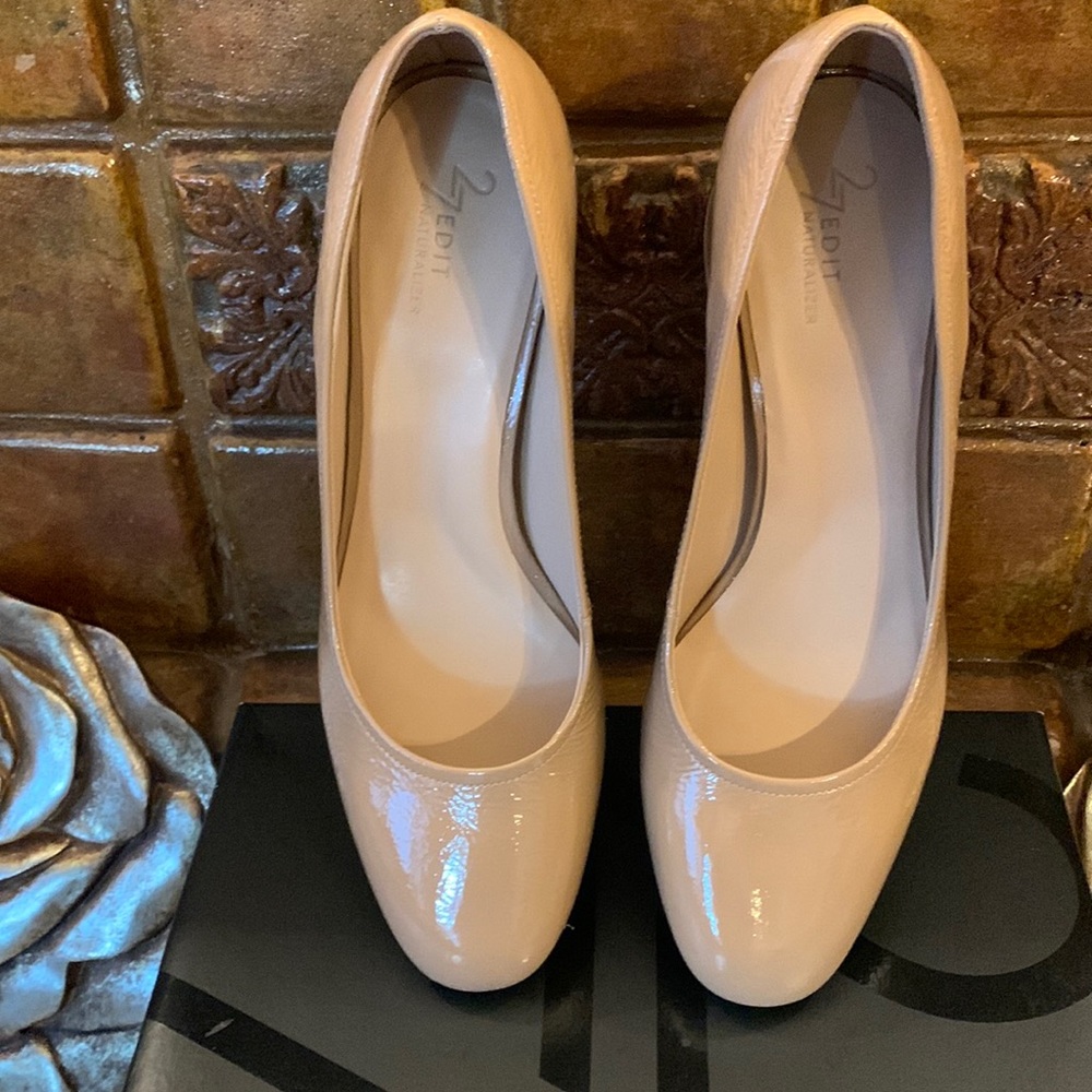 NWOT: Beautiful patent leather block heel round toe pump